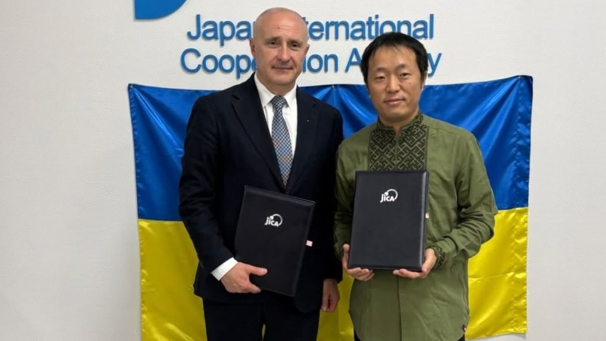 В. о. Голови НАДС Олег Войтович та старший представник JICA Ukraine Office Шота Сузукі після підписання Грантової угоди JDS