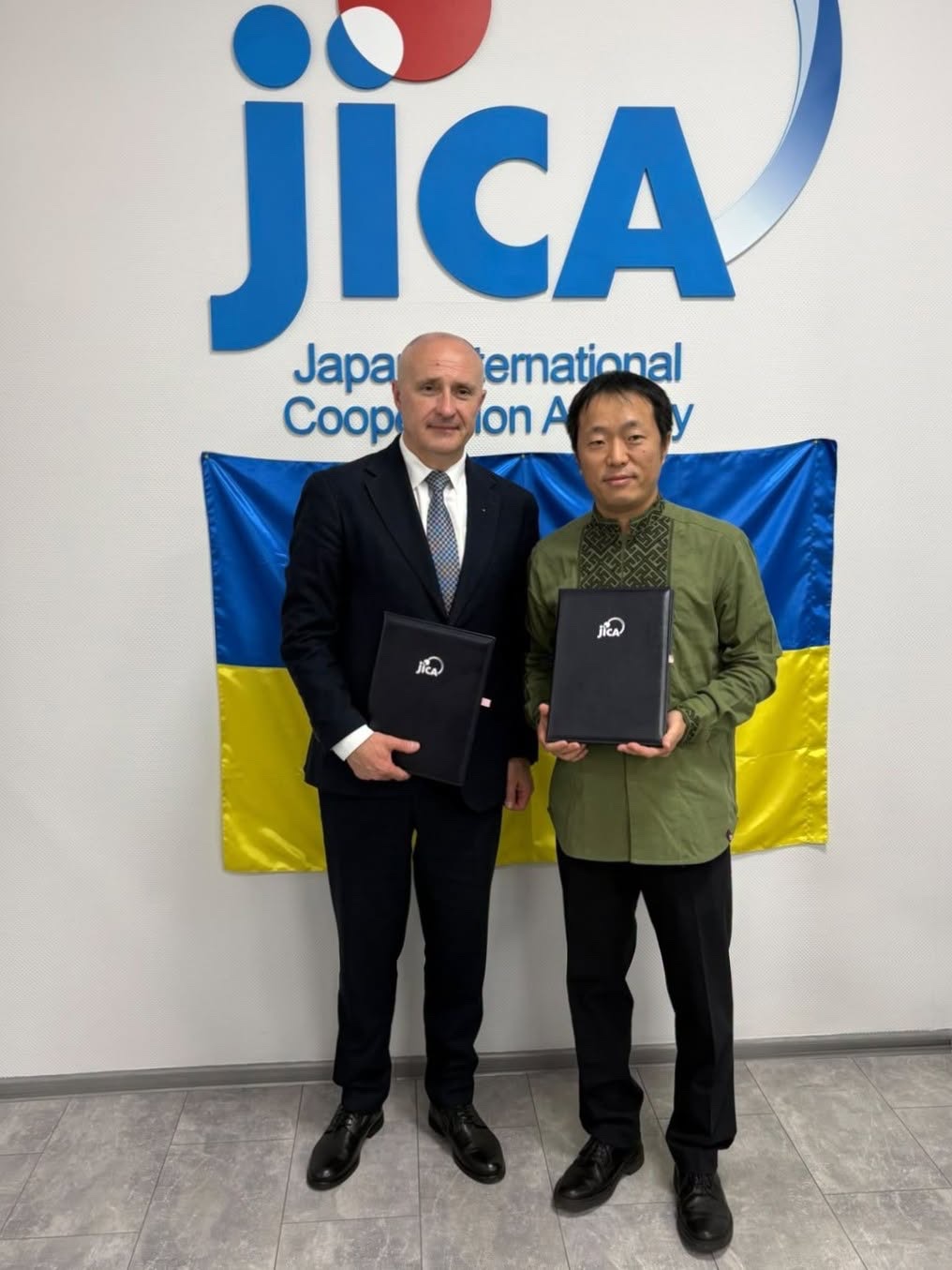 В. о. Голови НАДС Олег Войтович та старший представник JICA Ukraine Office Шота Сузукі після підписання Грантової угоди JDS