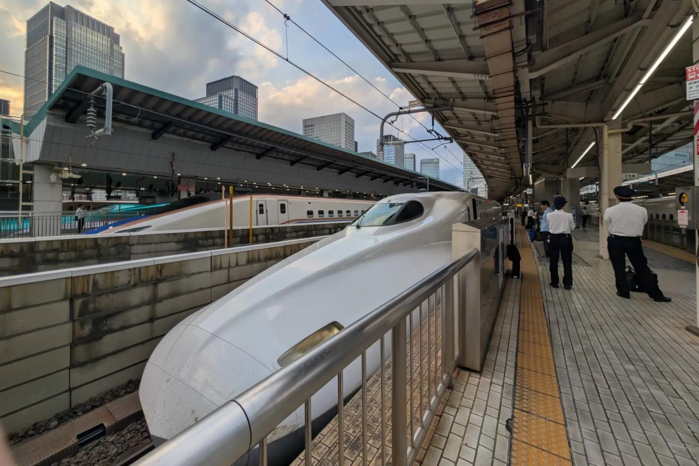 Шінкансен на Tokyo Station — символ швидкості і точності